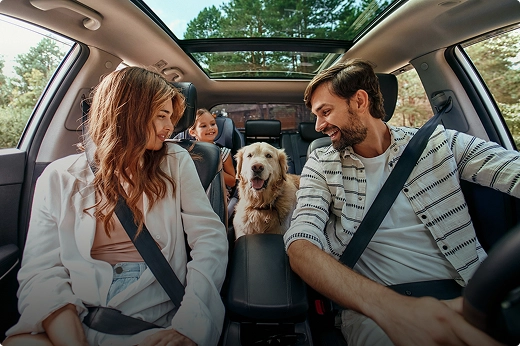 Família feliz dentro do carro